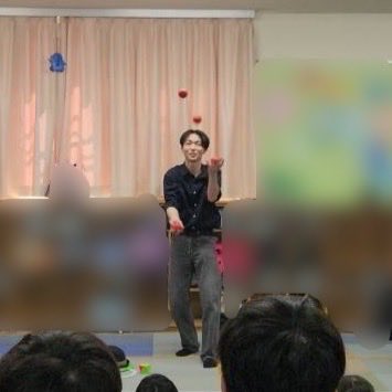husm_magic's tweet photo. こんにちは！浜松医科大学奇術部です🪄
8月5日、市内児童会様からご依頼をいただき、パフォーマンスを披露してきました！
たくさんのお子さんの前で緊張しましたがとても楽しんでもらえました🥰
今回は、貫通マジックや縄抜けなども行わせていただきました⭐️
児童会様、ご依頼ありがとうご���いました。 https://t.co/ocwiVCR7hu