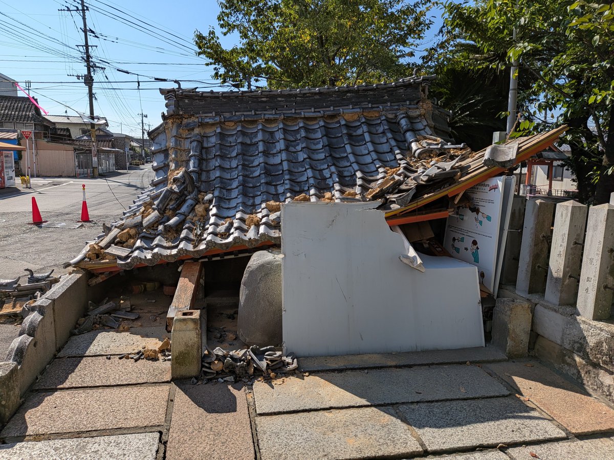 MAMONGA0079's tweet photo. @nishinippon_dsg 地震が起きてから仕事と
休みはボランティアの生活！！
隣の熊本県被災してるのに
福岡の議員さんはネパール？？ https://t.co/lNUlqETz5q