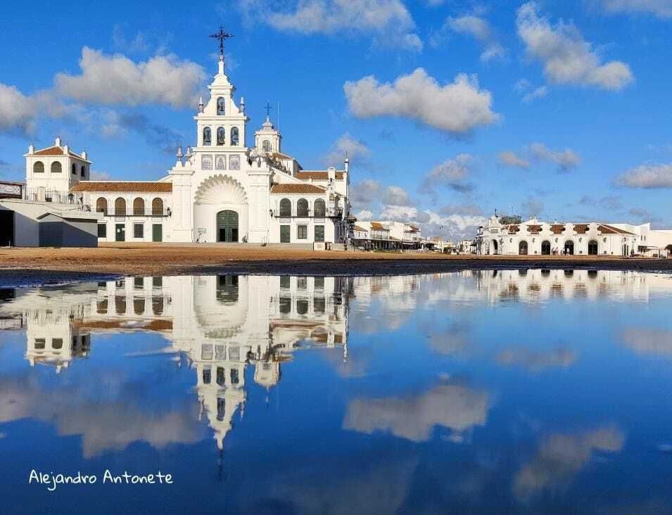 DiarioRociero's tweet photo. Buenos días nos dé Dios.
Hoy es 6 de AGOSTO de 2.026 y quedan 283 días para el lunes del #Rocío2027
y sólo 12 para el #Traslado2026 de la Virgen a su pueblo.
¡Feliz jueves!
#Rocieros
#ElRocio
#EnLasManosDeLaVirgen https://t.co/NdEvWv0LEm