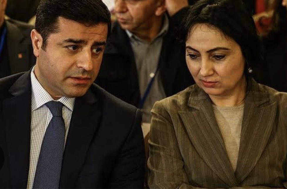 ben121975's tweet photo. Selahattin Demirtaş'a Figen Yüksekdağ ve tüm siyasi tutsaklara Özgürlük

Azadî ji rêveberên HDP’ê Selahattîn Demîrtaş û Fîgen Yuksekdağ re û ji bo hemû welatiyên bındestiyara

Rojbaş
Günaydın Hevalen heja✌️@Basak__Demirtas @hdpdemirtas https://t.co/skM7yvJZ5y