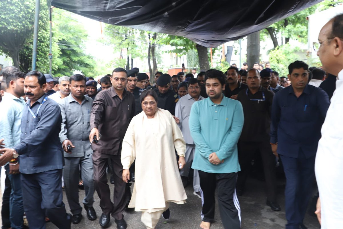 DileepKumarVim2's tweet photo. जनपद बलिया विधानसभा क्षेत्र रसड़ा से बहुजन समाज पार्टी के रहे लोकप्रिय विधायक सम्मानित माननीय श्री उमाशंकर सिंह जी को भावभीनी श्रद्धांजलि देने उनके स्थित लखनऊ आवास पर पहुंची माननीया बहन जी https://t.co/8QrDNU6FuQ