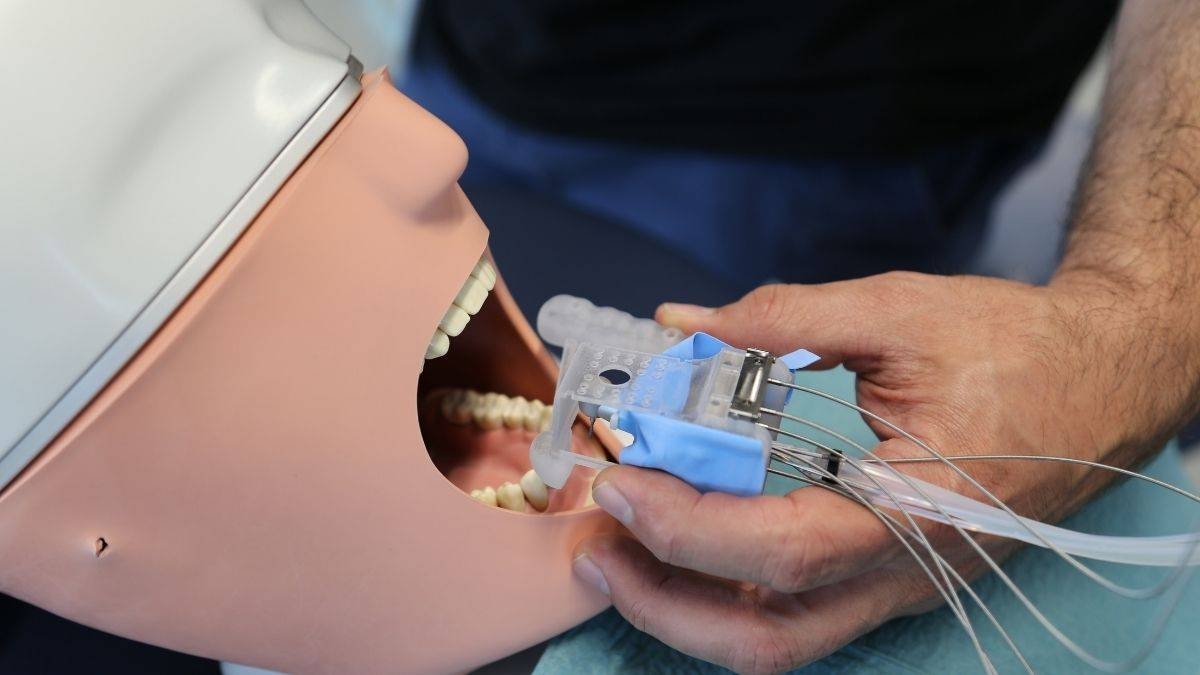 Dentalia_CS's tweet photo. 🤔 ¿Te imaginas que un pequeño #robot pudiera ayudar al #dentista a preparar un #diente con mayor precisión?
👄Investigadores suizos están desarrollando un dispositivo que trabaja dentro de la boca y elimina solo la parte necesaria del diente
https://t.co/ePDrTCQD4S https://t.co/yXQcoUIK3c
