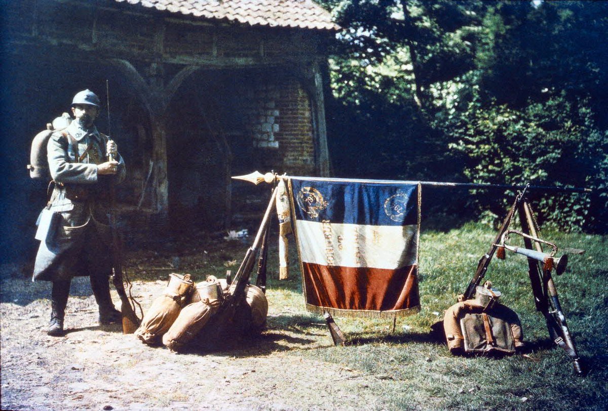 HistoireOdyssee's tweet photo. Drapeau du 79e RI (régiment d'infanterie) et cravate décorée de la croix du guerre avec deux étoiles.

Images de l'ECPAD (Établissement de communication et de production audiovisuelle de la Défense) : https://t.co/CUQnLhzLQ5 https://t.co/iwHXYdLJ2J