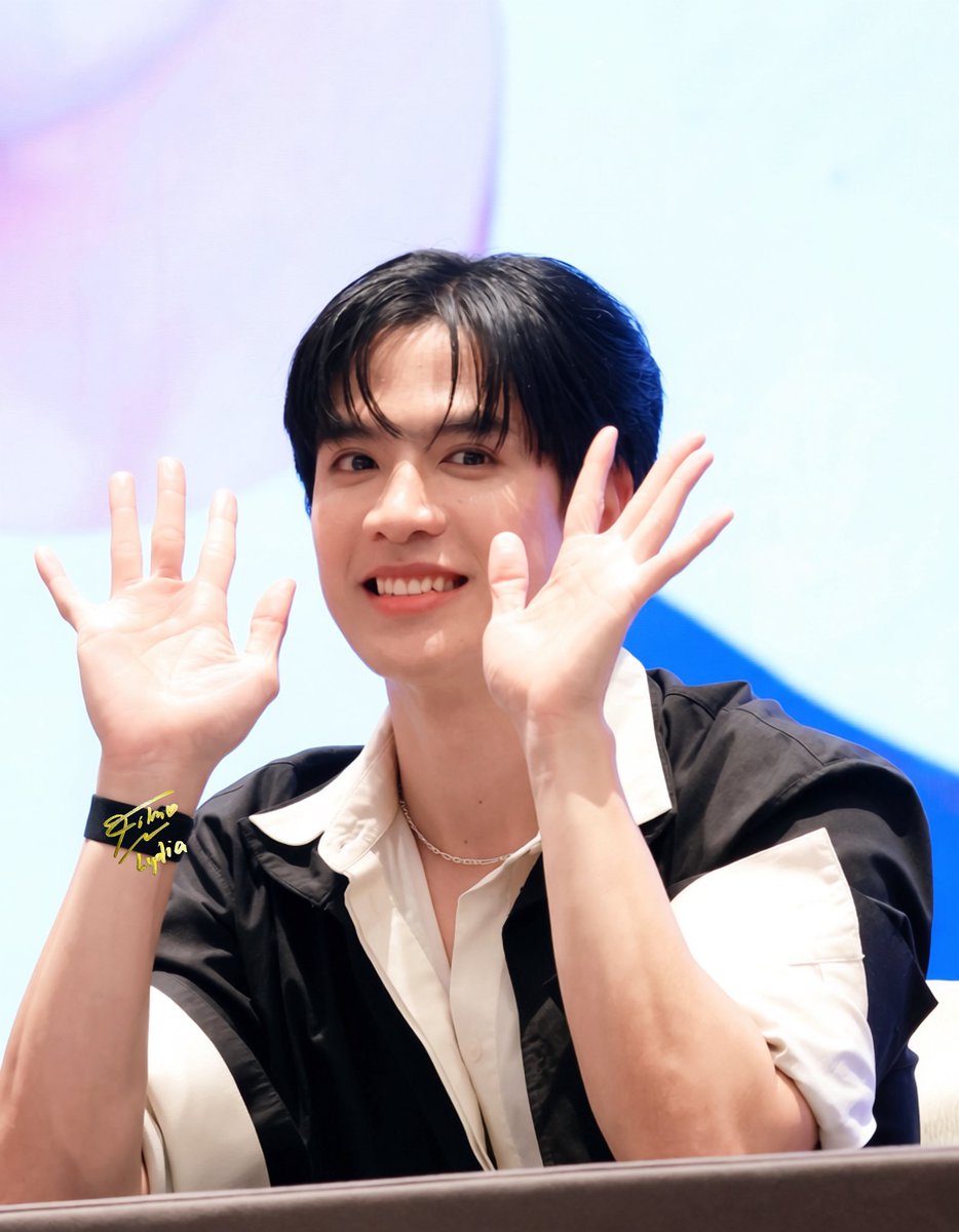 lllydiayuu's tweet photo. Yes,there's a really cute person!🥰

FILM FANSIGN IN SHANGHAI 
#OneSummerDaywithFilm 
#ฟิล์มธนภัทร 
#FilmThanapat https://t.co/XSOT4BEWoc