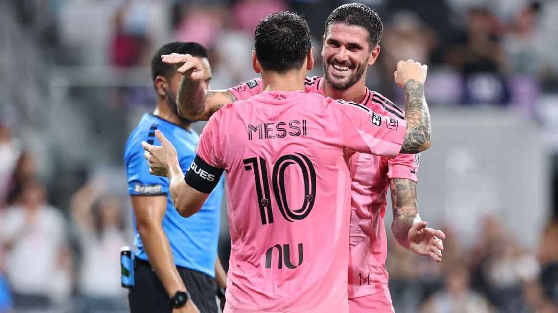 elviralflow's tweet photo. 🐐⚽ ¡MESSI BRILLA EN LA LEAGUES CUP! Inter Miami derrotó 4-2 al Atlético de San Luis con doblete y asistencia de Leo Messi, tras una pausa por tormenta eléctrica.
​Noah Allen también brilló con un hat-trick de asistencias para liderar la remontada. 🧵👇
​#InterMiami #Messi #LeaguesCup #Futbol #SanLuis #MLS
