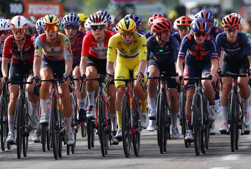 elviralflow's tweet photo. 🚴‍♀️🚨 POLÉMICA EN EL TOUR DE FRANCIA FEMENINO: La UCI instaló carpas para controlar el uso de "corpiños aerodinámicos" en las contrarrelojes, desatando indignación por la privacidad de las ciclistas.
​Un comisario masculino encabezó la primera revisión, generando fuertes críticas en el pelotón. 🧵👇
​#TourDeFranceFemmes #Ciclismo #UCI #Deportes #Polemica #TourDeFrancia