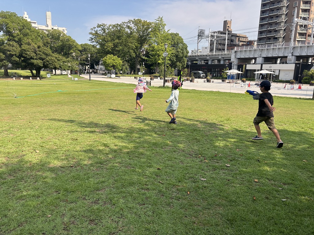 sumidapark1345's tweet photo. 【プログラム実施報告】
～芝生ワークショップ水あそび～

7/31（金）、芝生ワークショップ水あそびを開催しました⛲
今回は芝生クイズを行い隅田公園と芝生への知識を深めていただきました🤩
8/28（金）に「芝生ワークショップ水あそび」の第二弾を開催！詳細はHPへ♪
#墨田区 #隅田公園 #水あそび https://t.co/aNal0e5CIh