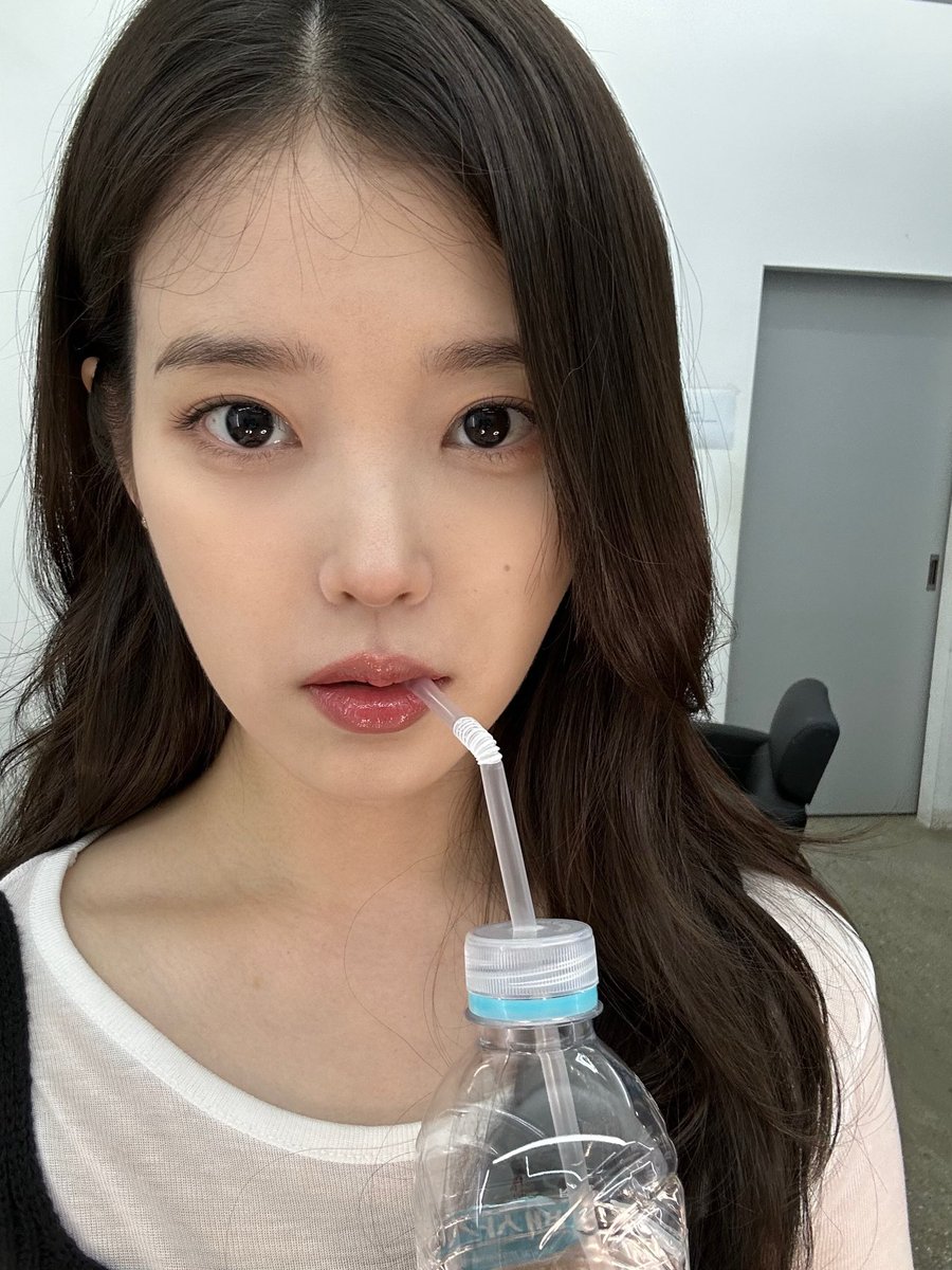 IUteamstarcandy's tweet photo. [IU IG] 260806 Hello, it’s been a while 🥰

#IU #아이유 https://t.co/A0nQtHhqpF https://t.co/4LVgkxyIKe