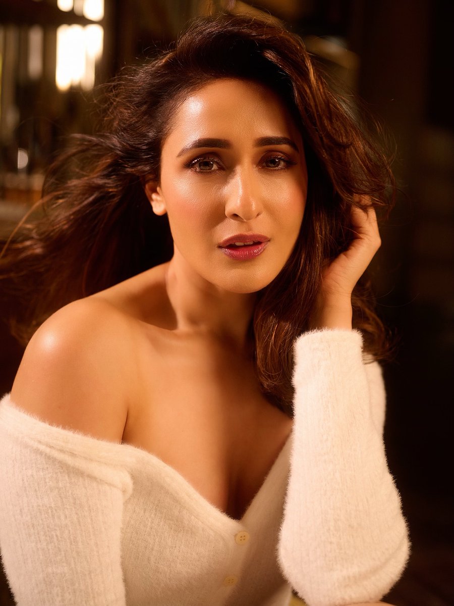 telugufilmnagar's tweet photo. Slaying in white! 🤍 #PragyaJaiswal turns up the heat with her effortless charm and stunning look 😍

#TysonNaidu #Tollywood #TeluguFilmNagar https://t.co/yRAaqJ9avt