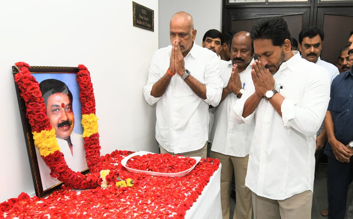YSRCParty's tweet photo. తాడేపల్లి

మాజీ మంత్రి జక్కంపూడి రామ్మోహన్‌రావు గారి జయంతి సందర్భంగా నివాళి

వైఎస్సార్‌సీపీ కేంద్ర కార్యాలయంలో చిత్రపటానికి పూలమాల వేసిన శ్రీ వైయస్ జగన్ గారు

మాజీ మంత్రి జక్కంపూడి రామ్మోహన్‌రావు జయంతి సందర్భంగా వైఎస్సార్‌సీపీ కేంద్ర కార్యాలయంలో గురువారం నివాళులు అర్పించారు. ఈ సందర్భంగా మాజీ ముఖ్యమంత్రి, వైఎస్సార్‌సీపీ అధినేత శ్రీ వైయస్ జగన్ జక్కంపూడి రామ్మోహన్‌రావు చిత్రపటానికి పూలమాల వేసి నివాళులర్పించారు.

జక్కంపూడి రామ్మోహన్‌రావు ప్రజా జీవితంలో చేసిన సేవలను, ముఖ్యంగా ప్రజల సమస్యల పరిష్కారానికి ఆయన చూపిన చొరవను ఈ సందర్భంగా శ్రీ వైయస్ జగన్ స్మరించుకున్నారు. వైయస్ఆర్‌ కుటుంబంతో జక్కంపూడి రామ్మోహన్‌రావుకు ఉన్న సుదీర్ఘ అనుబంధాన్ని గుర్తుచేసుకున్నారు.

ప్రజలతో మమేకమై పనిచేసిన నాయకుడిగా, ప్రజా సమస్యలపై నిరంతరం స్పందించిన నేతగా జక్కంపూడి రామ్మోహన్‌రావు ప్రత్యేక గుర్తింపు పొందారని పేర్కొన్నారు. ఆయన సేవలు, ప్రజల పట్ల చూపిన అంకితభావం ఎప్పటికీ గుర్తుండిపోతాయని తెలిపారు.

ఈ కార్యక్రమంలో వైఎస్సార్‌సీపీ ప్రధాన కార్యదర్శి, ఎమ్మెల్సీ లేళ్ళ అప్పిరెడ్డి గారు, వైఎస్సార్‌సీపీ ఎస్సీ సెల్ అధ్యక్షుడు టీజేఆర్ సుధాకర్‌బాబు గారు, పార్టీకి చెందిన పలువురు ముఖ్య నేతలు, నాయకులు పాల్గొని జక్కంపూడి రామ్మోహన్‌రావు చిత్రపటానికి పూలమాలలు వేసి నివాళులర్పించారు.