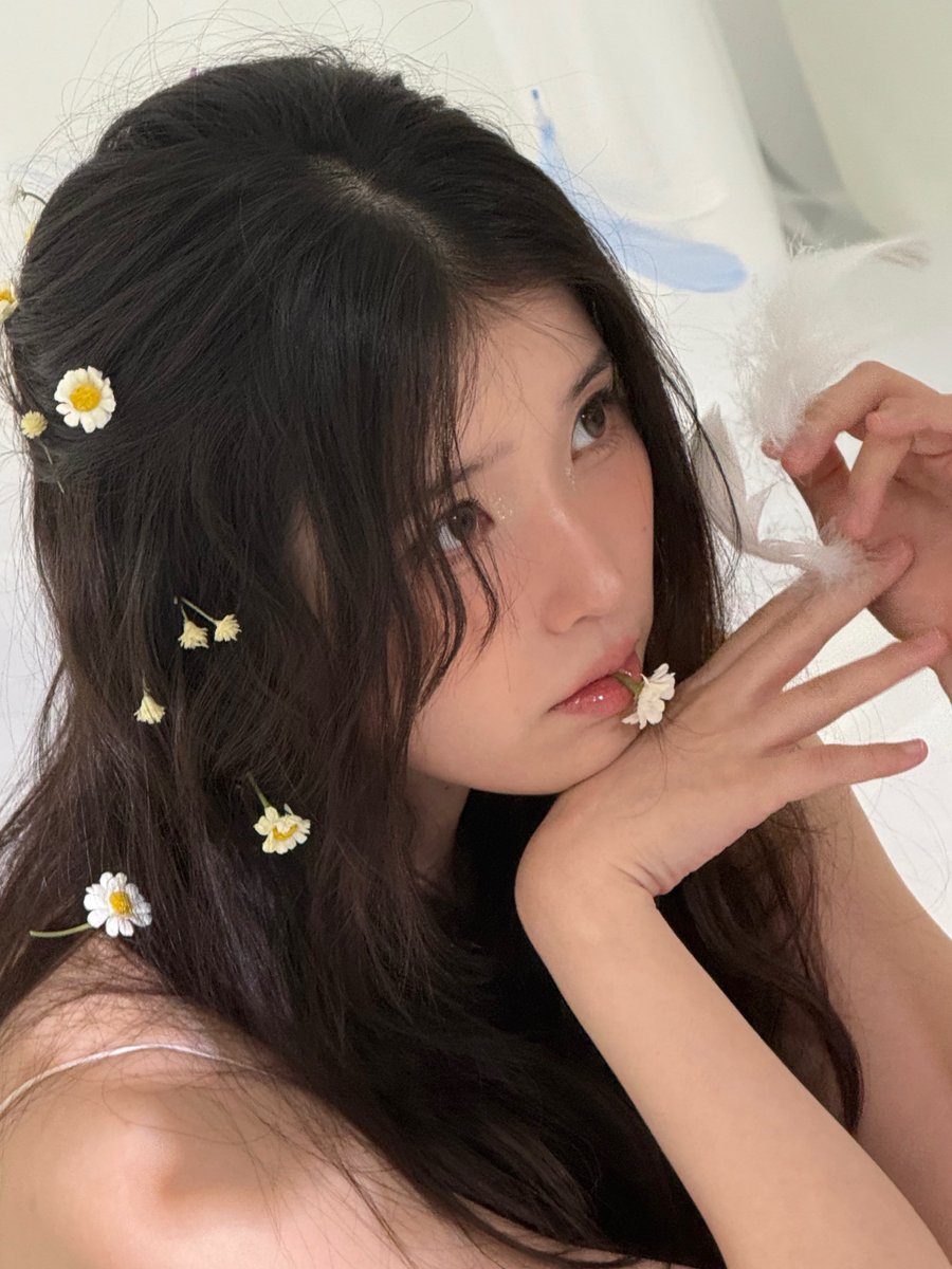 janes___s's tweet photo. เปิดรูปนี้แล้ววางบนโต๊ะคือโต๊ะหักอะ แบกรับความสวยขนาดนี้ไม่ไหว😭 https://t.co/T1Ys01xxl1