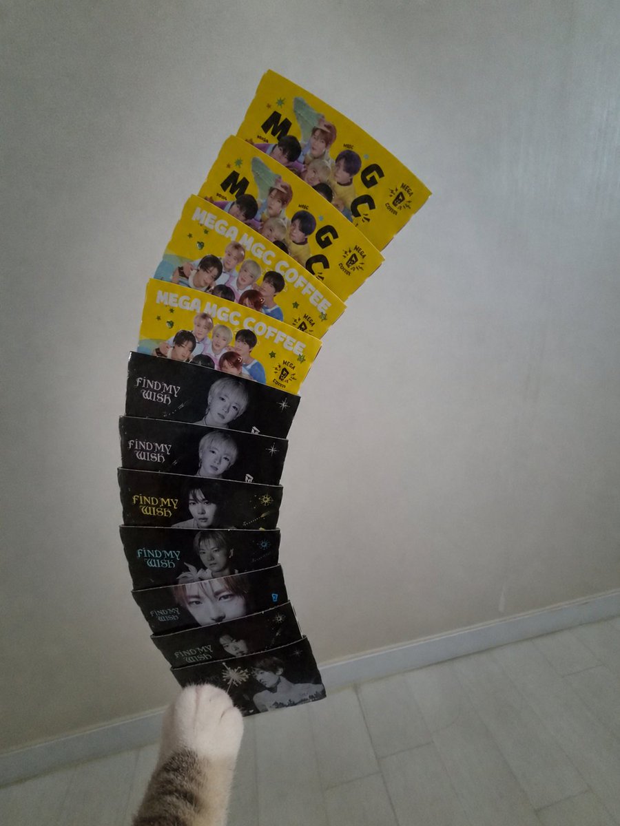 QueenSalong's tweet photo. 난 메가커피 오조오억잔마신것같은데.........리쿠도없고왜지....... 흥민씨만 쌓여가는중 https://t.co/sOwggO9LV7