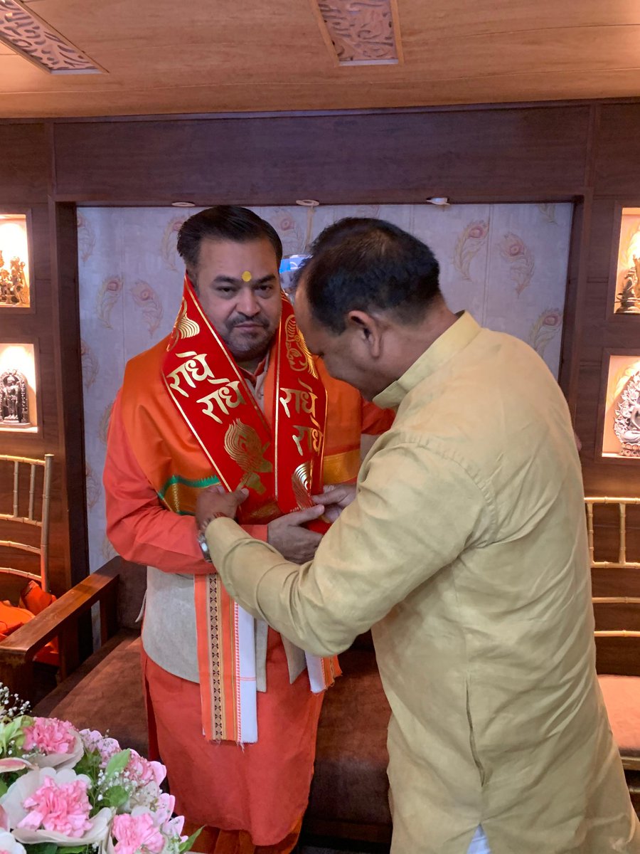 rishikantraibjp's tweet photo. श्री अनूप गुप्ता जी (माननीय सदस्य विधानपरिषद/पूर्व प्रदेश महामंत्री भाजपा)  से उनके शासकीय आवास पर मुलाकात कर जन्मदिन की बधाई व शुभकामनाएं दिया।।
#rishikantrai #rishikantraibjp
#upcsff #bjp4up 
@bjpanoop https://t.co/VW0LdSWqu7