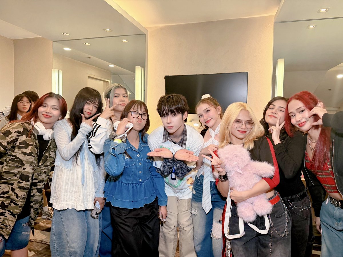 alphaphteam's tweet photo. 🌟 ALPHA with JL at AHOF #The_FIRST_SPARK_in_MANILA 🌟

Hey everyone! We were once again blessed to witness another milestone for AHOF and our bunso JL!💙 Congrats on the successful 2-day concert!🎉

We’re always here for you JL and AHOF! 
Until we meet again! 🇰🇷🇵🇭
#ahof #alphaph https://t.co/rGoQB7Njr2