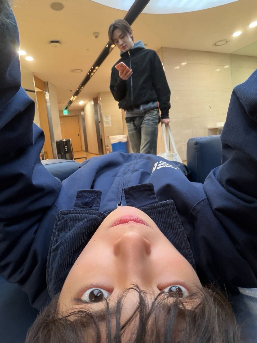 khshzzz's tweet photo. 782번의 시도끝에 드디어 성현이와 셀카찍기에 성공한 안고노씨 https://t.co/c9vBexyovx