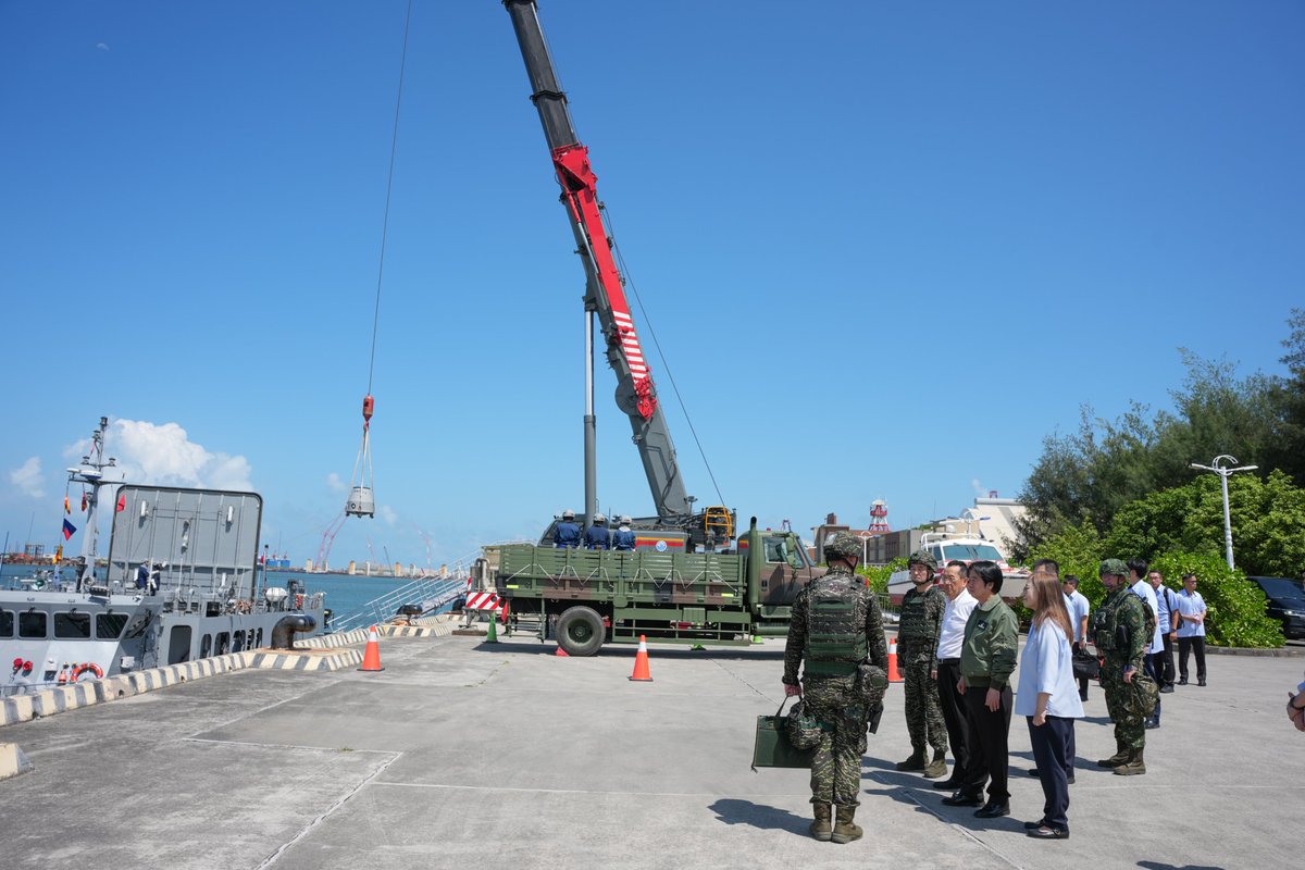 ChingteLai's tweet photo. As the annual #HanKuang exercises begin, I observed drills at Taipei Port focusing on denial measures, obstacle deployment &amp; naval mine-loading, as well as the wartime refitting of a Coast Guard vessel. #Taiwan remains firm in its resolve to defend freedom &amp; safeguard peace. https://t.co/zU9taKWODR