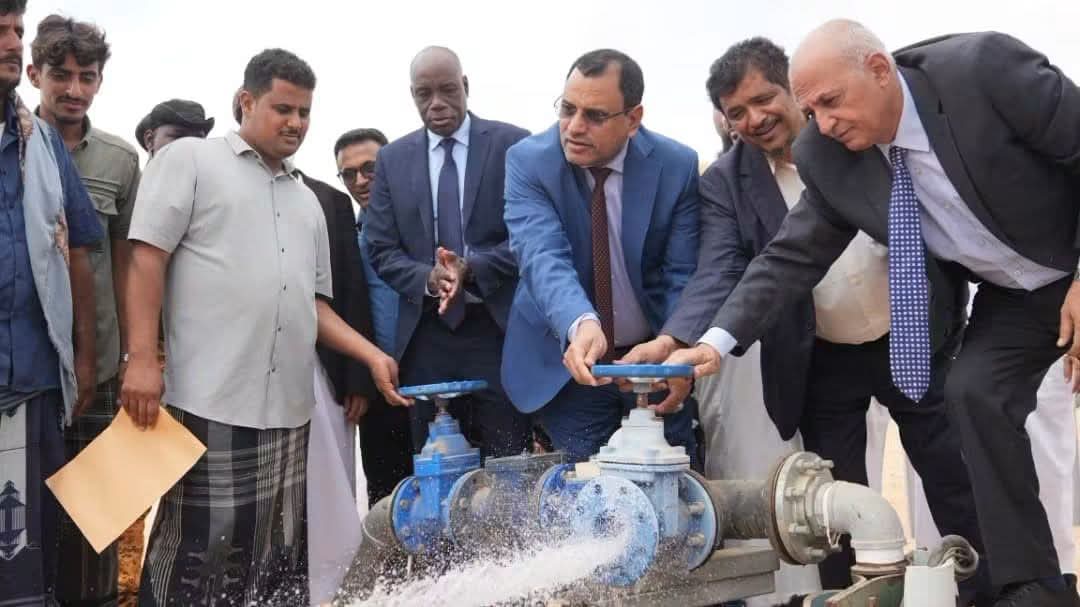 YemenMOAI's tweet photo. دشن معالي المهندس توفيق الشرجبي، وزير المياه والبيئة، ومعالي اللواء الركن سالم عبدالله السقطري، وزير الزراعة والري والثروة السمكية، تشغيل مشروع آبار "فيشع" بالطاقة الشمسية في مديرية حصوين بمحافظة المهرة، لتعزي�� خدمات مياه الشرب في المديرية.

#المهرة #قطاع_المياه https://t.co/NPgE8W02Fm