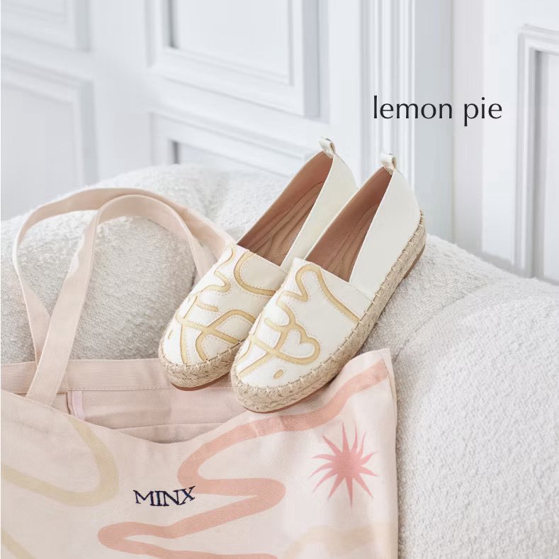 jkvluvluv's tweet photo. ส่งต่อรองเท้า minx shoes - chloe fluffy
สีlemon pie / size39 ยาว24.1-24.5 สภาพโดยรวมใช้ได้ยาวๆ พิจารณาจากในคลิปได้เลยค่า เอาไปคลีนเองน้า
420.- ส่งฟรี🩰🍋 (from 1,390)
#minxshoes #ส่งต่อรองเท้า #theparsleymarket #mellowco #รองเท้าแมรี่เจน #labottebkk #stylistshop #womenager https://t.co/IrdzqcmSPo