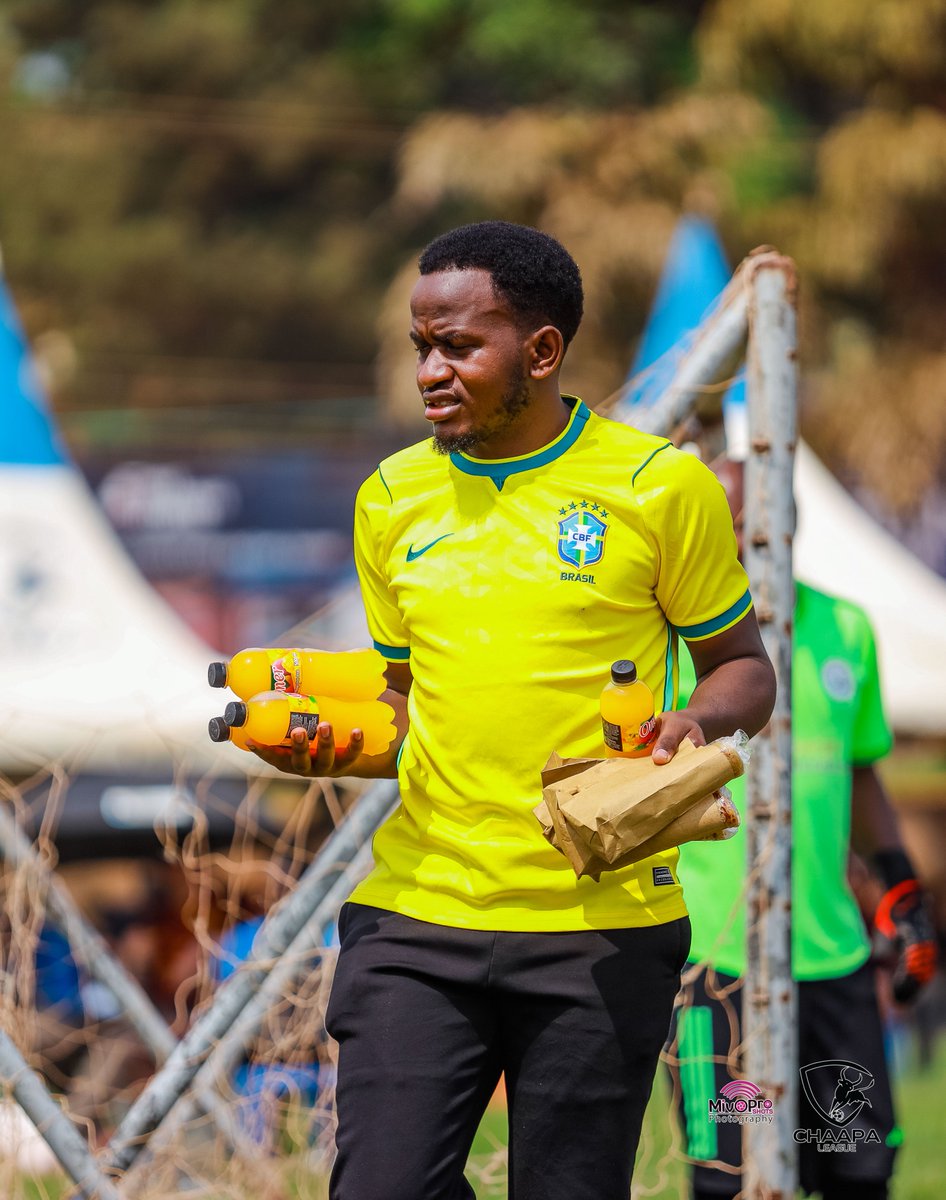 ChaapaLeague's tweet photo. Meet Jornaninho, the Brazilian boy from @teamyasheldon , rich kid eats 4 rolexes and 4 Oners on a match day! 😂
#BackToTheKraal https://t.co/hFTfnMN0Gm