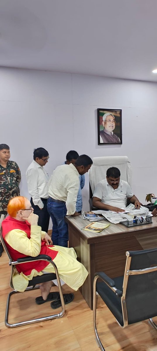 JDUUmeshSingh's tweet photo. आज पटना स्थित हमारे सरकारी आवास पर पार्टी के सम्मानित नेताओं, कार्यकर्ता साथियों एवं विभिन्न क्षेत्रों से आए आमजनों का आत्मीय आगमन हुआ।

इस दौरान सभी से स्नेहपूर्ण मुलाकात की, उनका कुशल-क्षेम जाना तथा विभिन्न विषयों पर चर्चा हुई। https://t.co/xyvSCG5uqm