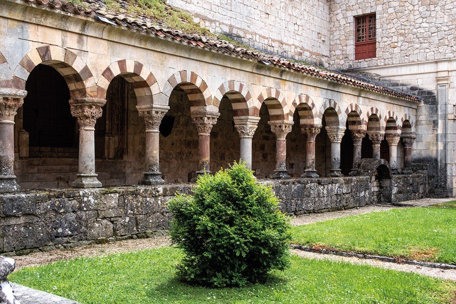 trastamara_ana's tweet photo. Cada 6 de agosto la Iglesia Católica conmemora a los 200 monjes mártires del Monasterio de San Pedro de Cardeña (Burgos), quienes según la tradición monástica, fueron asesinados por tropas musulmanas en el año 953 durante las luchas de la Reconquista, coincidiendo con las feroces campañas y aceifas de Abderramán III o de su hijo Alhaquén II contra los condados de Castilla.

Al exigir al abad Esteban y a su comunidad riquezas o la renuncia a la fe cristiana, respondieron que su mayor tesoro era su fe, siendo decapitados en el claustro.

Se habla tradicionalmente de 200 monjes benedictinos (e incluso estudiantes), aunque algunos escritos antiguos barajan la cifra de 300.

Según narraba la Crónica General de Alfonso X el Sabio, cada 6 de agosto el pavimento del claustro románico, donde se decía que los monjes fueron degollados, se teñía de un color rojizo o manaba un líquido que los fieles identificaban como la sangre milagrosa de los mártires. Este suceso se reportó de forma continua durante casi 500 años, cesando hacia el siglo XV.

El lugar del suceso todavía se conserva en el complejo monástico. 
Se conoce formalmente como el Claustro de los Mártires, una joya románica del siglo XII.

Sus arcos de medio punto llaman la atención porque alternan dovelas rojas y blancas, un diseño pictórico fuertemente influenciado por la Mezquita de Córdoba, lo que añade un fuerte simbolismo visual a la época de la Reconquista.

Durante siglos, el culto fue estrictamente local y tradicional. Fue el impulso de la orden benedictina y el fervor de Felipe II lo que formalizó el proceso ante la Santa Sede. 

En 1603, bajo el reinado de Felipe III, se aprobó oficialmente su festividad y culto litúrgico. Esto desató una enorme demanda de reliquias por parte de catedrales de toda España e incluso del Nuevo Mundo (como en México), extendiendo su fama universalmente.

Los Mártires de Cardeña: fe, leyenda y misterio en el corazón de Burgos.

 #HistoriaDeEspaña
 #Burgos