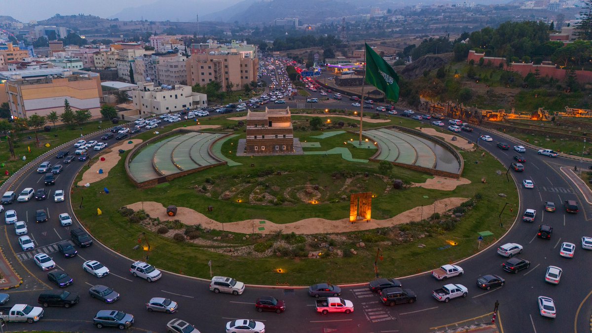 asirmunicipal's tweet photo. تقترب أعمال تطوير دوار الملك فيصل بمدينة أبها من مراحلها النهائية، ضمن مشاريع أمانة  عسير الهادفة إلى الارتقاء بالمشهد الحضري، وتحسين العناصر الجمالية، بما يعكس الهوية البصرية للمدينة، ويعزز جودة الحياة، ويواكب مستهدفات التنمية الحضرية.
#أمانة_عسير https://t.co/ThKLQpNFDB