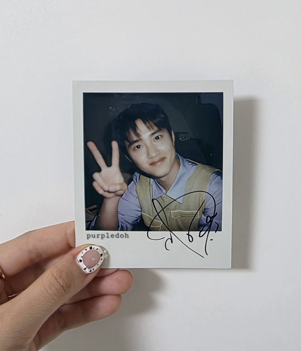 purpledoh's tweet photo. 메가커피 싸인 폴라로이드 당첨자 저에요 
도경수왔어요!!!! 😭😭😭
메가커피 사랑해 진짜임 https://t.co/KwcpoIny8M