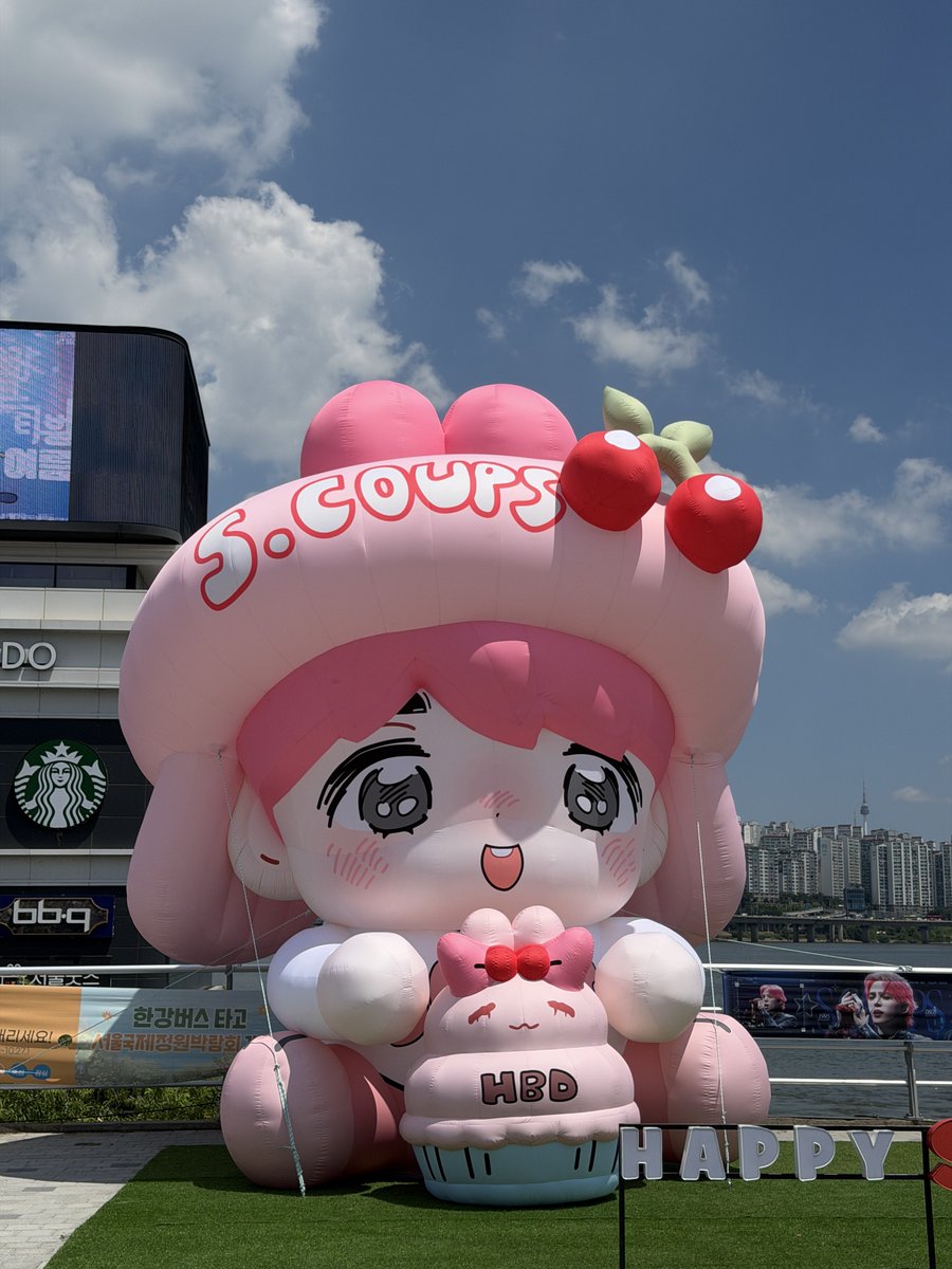 SCoupsBar_CN's tweet photo. 𝐑𝐎𝐒𝐀𝐑𝐈𝐔𝐌——𝟏𝟗𝟗𝟓𝟎𝟖𝟎𝟖
𝟐𝟎𝟐𝟔 𝐒.𝐂𝐎𝐔𝐏𝐒 𝐃𝐀𝐘 𝐏𝐑𝐎𝐉𝐄𝐂𝐓
𝐏𝐀𝐑𝐓𝟏𝟴—여의도 한강공원 에어 인형+요트 스크린+가로 응원｜사진&비디오

장식은 모두 배치가 완료되었습니다! 정말 사랑스러운 에어돌이에요! 꼭 사진도 찍고 구경하러 와 주세요🤲🏻

Special thanks to @Stunning_COUPS & @limemohitto

 #에스쿱스 #승철
#SCOUPS #エスクプス