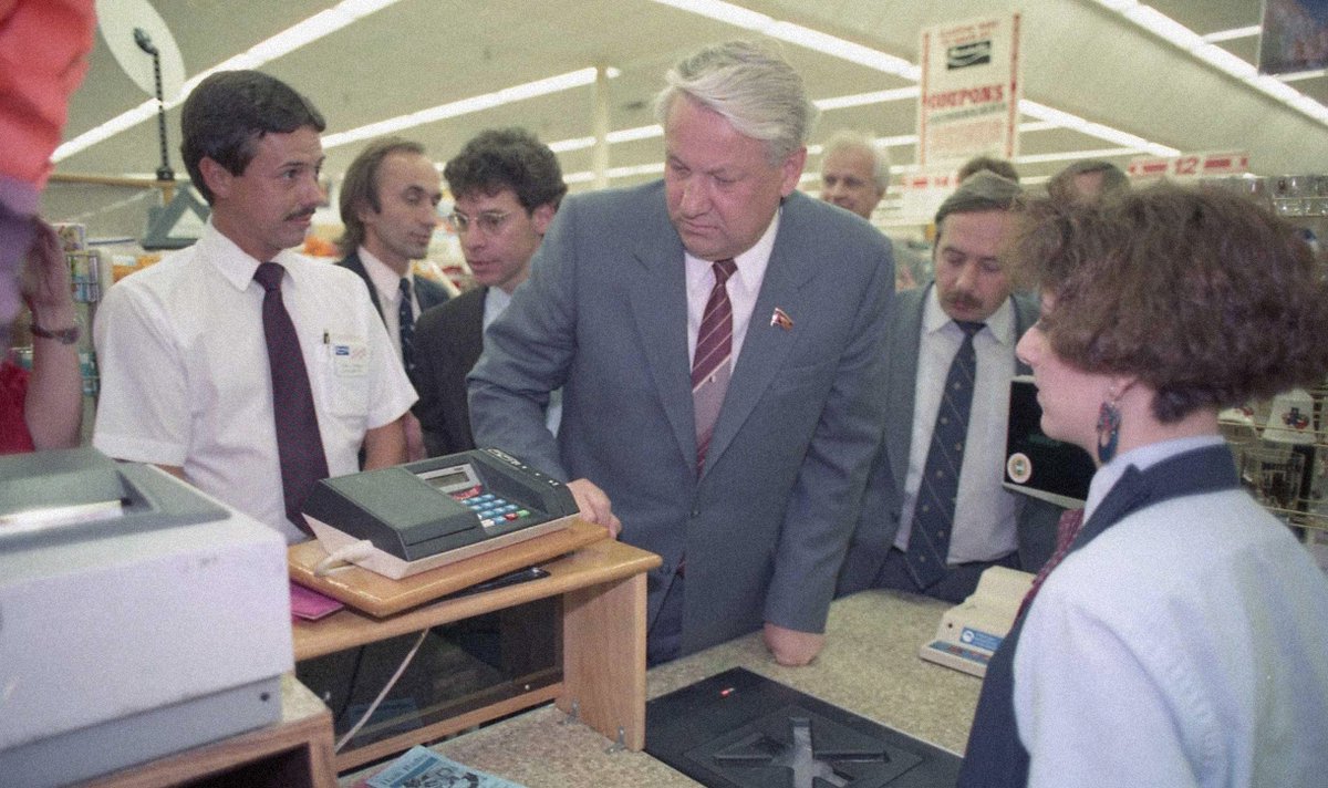 Die_Libertaeren's tweet photo. Jelzins Reiseplan sah eigentlich die direkte Rückkehr zum Flughafen vor.

Doch am Nachmittag des 16. September 1989 sagte Boris Jelzin in Clear Lake bei Houston plötzlich: „Ich will sehen, wie normale Amerikaner Lebensmittel einkaufen.“

Das Sicherheitspersonal reagierte hektisch. Der nächstgelegene Supermarkt, eine Randall's-Filiale am El Dorado Boulevard, erhielt gerade einmal fünfzehn Minuten Vorwarnung. Keine große Vorbereitung. Keine Inszenierung. Nur ein Dolmetscher und Stefanie Asin vom Houston Chronicle, die dokumentieren sollte, was als Nächstes geschah.

Um 13:30 Uhr betrat Boris Jelzin einen ganz gewöhnlichen amerikanischen Supermarkt.

Jelzin, 1931 in der Sowjetunion geboren, hatte sein gesamtes Leben in einem System verbracht, das seinen Bürgern unablässig dieselbe Geschichte erzählte: Die Planwirtschaft sei effizient und gerecht. Der Kapitalismus produziere Armut, Ungleichheit und Verschwendung. Der Wohlstand Amerikas sei nichts als westliche Propaganda. Mangel sei nur eine vorübergehende Erscheinung auf dem Weg in eine bessere Zukunft.

Jelzin war in diesem System bis in den innersten Machtzirkel der KPdSU aufgestiegen. Gleichzeitig kannte er die Realität aus eigener Erfahrung. Leere Regale. Endlose Schlangen. Rationierungen. Stundenlanges Warten auf Brot oder Fleisch. Das war für Millionen Sowjetbürger Alltag. Ihnen wurde eingeredet, das System funktioniere. Die Wirklichkeit sprach eine andere Sprache.

Dann betrat er Randall's.

Vor ihm lagen endlose Regale, Obst und Gemüse in einer Auswahl, die in der Sowjetunion unvorstellbar gewesen wäre. Dutzende Frühstückscerealien. Hunderte Käsesorten. Fleischtheken. Tiefkühltruhen voller Fertiggerichte und Eis. Eine Fülle, die für amerikanische Kunden so selbstverständlich war, dass sie kaum noch wahrgenommen wurde.

Hier entstand das berühmte Foto.

Jelzin bewegte sich langsam durch die Gänge, probierte Kostproben und fragte Kunden über seinen Dolmetscher, was ihre Einkäufe kosteten. An der Kasse ließ er sich den Barcode-Scanner erklären und zeigte sich erstaunt über eine Technik, die für Amerikaner längst Alltag war.

Beim Hinausgehen fragte er den Filialleiter, welche Ausbildung man brauche, um einen Supermarkt zu leiten. Die Antwort war schlicht: Highschool, Einarbeitung und praktische Erfahrung.

Für Jelzin muss diese Antwort erschütternd gewesen sein.

In der Sowjetunion entschied bei der Verteilung von Lebensmitteln nicht Leistung, sondern Parteibuch, Beziehungen und politische Loyalität. Trotzdem blieben die Regale leer.

Zuvor hatte Jelzin New York, Washington, Houston und das Johnson Space Center besucht. Raketen, Hochtechnologie und das Raumfahrtprogramm beeindruckten den Ingenieur in ihm, erschütterten ihn aber nicht.

Der Supermarkt tat es.

Dort sah er etwas, worauf ihn ein Leben voller Propaganda nicht vorbereitet hatte.

Auf dem Rückflug war Jelzin nach Aussagen seines Beraters Lew Suchanow wie versteinert. Schließlich fragte er: „Was haben sie unserem Volk angetan?“

Er sagte, es werde eine Revolution geben, wenn die Menschen in der Sowjetunion sähen, welche Auswahl ein gewöhnlicher amerikanischer Supermarkt biete. „Nicht einmal das Politbüro hat diese Auswahl. Nicht einmal Gorbatschow.“

Später schrieb Jelzin in seiner Autobiografie, beim Anblick dieser Regale habe ihn zum ersten Mal Verzweiflung über die Lage des sowjetischen Volkes erfasst. Der Gedanke, dass ein Land mit den Möglichkeiten der Sowjetunion seine Bürger in einen solchen Mangel geführt hatte, sei unerträglich gewesen.

Nach dieser Reise habe sich seine Sicht auf die Vereinigten Staaten, so Jelzin selbst, um 180 Grad gedreht.

Zurück in der Sowjetunion verschärfte er seine Kritik am bestehenden System, drängte auf tiefgreifendere Reformen und sprach sich für eine engere Zusammenarbeit mit dem Westen aus.

Zwei Jahre später wurde Boris Jelzin zum ersten frei gewählten Präsidenten Russlands.

Am 26. Dezember 1991 hörte die Sowjetunion auf zu existieren.

Vierundsiebzig Jahre kommunistische Herrschaft.

Vorbei.