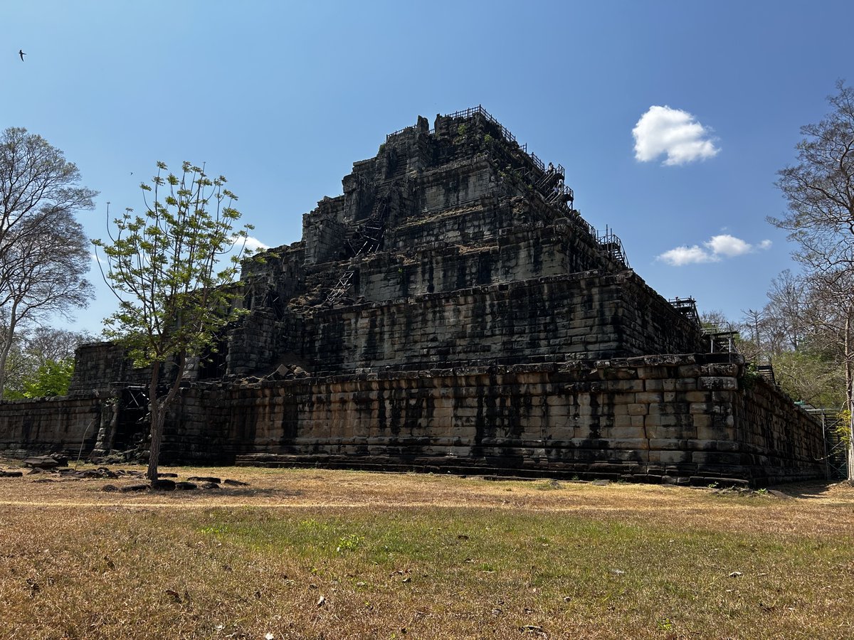CambodiaNote's tweet photo. コーケー遺跡群

シェムリアップから少し離れた場所にある、かつてクメール王朝の都が置かれた遺跡群。最大の見どころは、ピラミッド型の寺院「プラサット・トム」です。アンコールワットとはひと味違う、力強く独特な景観が広がっています

観光客も比較的少なく、静かな環境でゆっくり見学できるのも魅力。時間に余裕があれば、ぜひ足を延ばして訪れてみてください