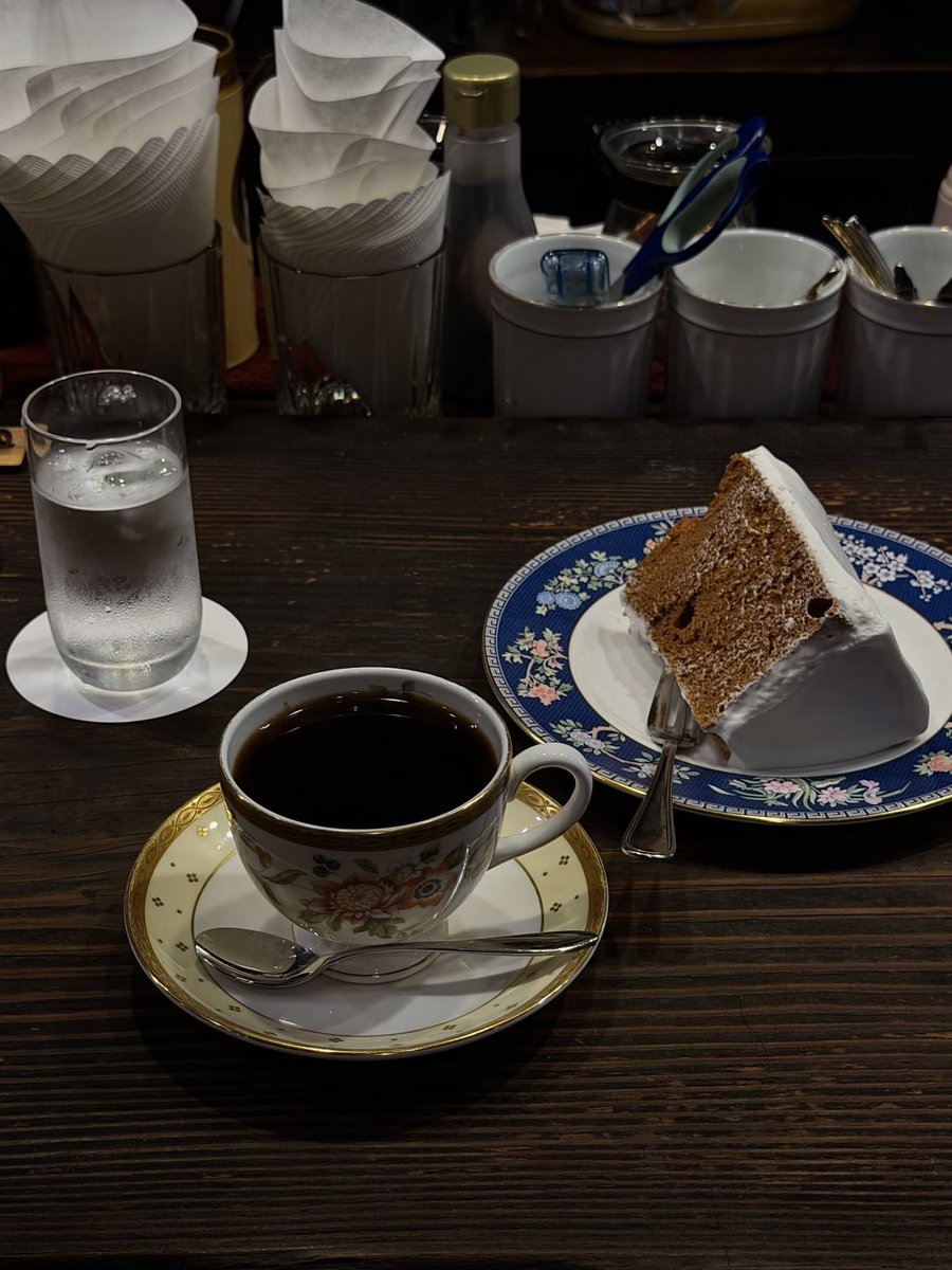 KT7156's tweet photo. 午後は喫茶店でひと休み☕️✨
まさかシフォンケーキが4種類も選べるなんて…🥹
店員さんにシナモン味があると聞いた瞬間、即決🤎
ふわふわの食感に、しっかり香るシナモン。
甘さ控えめで、ブラックコーヒーとの相性も最高でした☕️
次はメープル味も試してみたい🍁
#喫茶店巡り https://t.co/m8qXQaTkB6