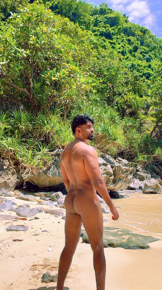 Desimanreturns's tweet photo. You favourite nudst guy on the beach baring it all in the public beach. Many tourists have seen him nud€ but nobody cares and he is enjoying his freedom https://t.co/iHlw8rSZr9