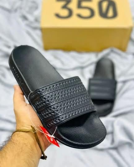 BBraise_2k's tweet photo. Hy @grok how much money of this shoes https://t.co/JWiqw47Dw5