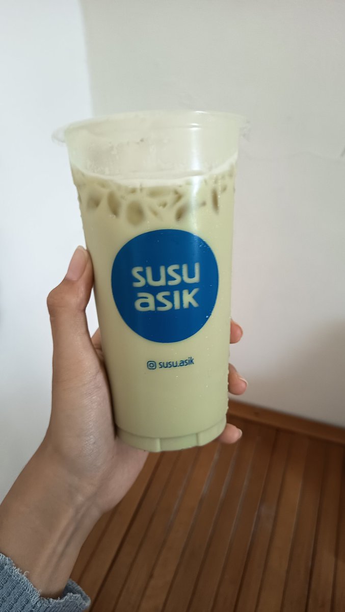echoesof_zn's tweet photo. In this economy salah beli💔 harusnya susu sarjana bukan susu asik💔 https://t.co/4jIyS97gQa