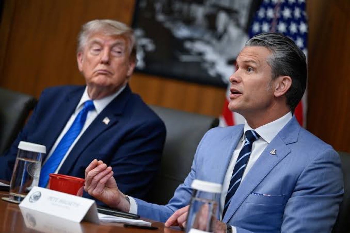 L_ThinkTank's tweet photo. [ 🇺🇸 ÉTATS-UNIS ]

🔸 Donald Trump a confronté le secrétaire à la Défense Pete Hegseth à Camp David au sujet des pénuries de munitions américaines dans le conflit avec l’Iran, furieux d’avoir été assuré que le problème était résolu.

Hegseth aurait rejeté la responsabilité sur son adjoint. La Maison Blanche et le Pentagone nient formellement cet échange.

Les stocks de Tomahawk, de missiles Patriot et d’ATACMS seraient sévèrement diminués après plus de cinq mois de combats, limitant les options de frappes.