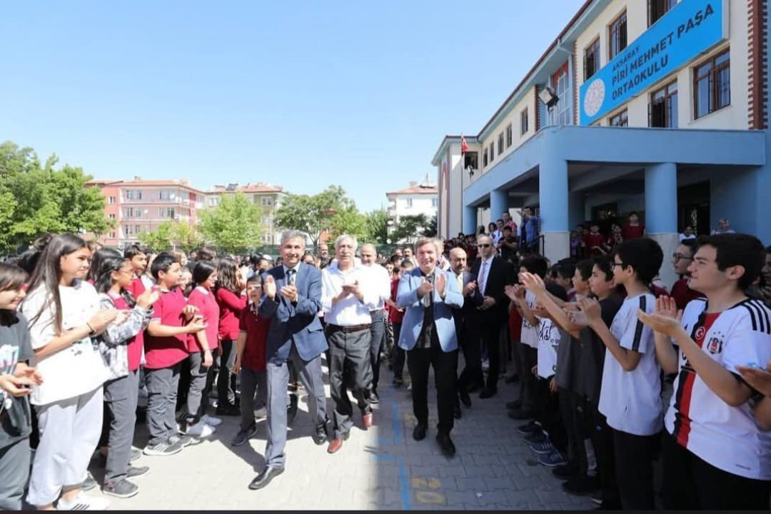 drhamzaydogdu's tweet photo. Duyduk ki…

Tekin Hocam…

Sen de gitmişsin…

Bir haber, insanın içine bu kadar sessiz düşebilir mi?

Bir an gözümün önünden o son gün geçti…

Kırk yıllık meslek hayatının son gününde sana unutamayacağın bir veda hazırlamıştık.

Hiç haberin yoktu…

Sınıfına sürpriz yaparak girmiş, son dersini birlikte işlemiştik.

En sevdiğin türkü olan Bahçede Yeşil Çınar eşliğinde, öğrencilerinin ve mesai arkadaşlarının oluşturduğu sevgi koridorundan bahçeye birlikte yürümüştük.

İl dışından çocuklarını, ilkokul yıllarından sınıf arkadaşlarını habersizce getirerek o mutluluğa ortak etmiştik.

Pastanı keserken gözlerinden süzülen yaşlar, bahçedeki herkesin gözlerine de düşmüştü.

O gün seni kırk yıllık meslek hayatından alkışlarla uğurlamıştık.

Aradan dört yıl geçti…

Bu kez dualarla uğurluyoruz seni.

Her kula nasip olmayan bir miras bıraktın geride…

Sevgi…

Vefa…

Dua…

Ne makamlar kalıyor geriye, ne unvanlar…

İnsandan geriye; dokunduğu hayatlar, yetiştirdiği insanlar ve ardından edilen hayır duaları kalıyor.

Sen, ardında binlerce öğrencinin sevgisini, dostlarının muhabbetini ve seni tanıyan herkesin dilindeki güzel hatıraları bıraktın.

Rabbim rahmetiyle muamele eylesin.

Mekânın cennet, makamın âli olsun.

Başta kıymetli ailen olmak üzere; öğrencilerine, mesai arkadaşlarına ve seni seven herkese sabır ve başsağlığı diliyorum.

Biz, seni; o son dersteki mahcup tebessümünle, bahçede yankılanan Bahçede Yeşil Çınar türküsüyle ve gözlerindeki mutlulukla hatırlayacağım.