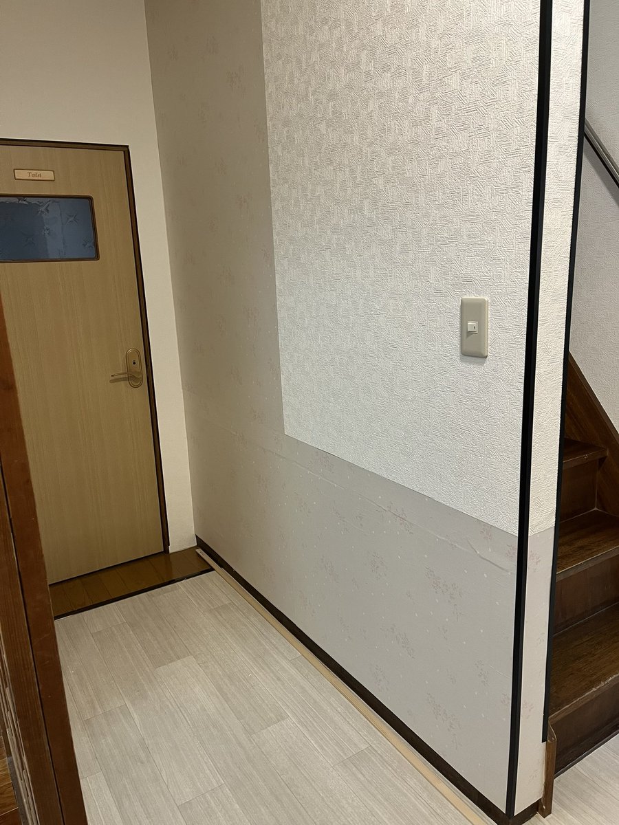 MH_janitor's tweet photo. 今日も暑いですね。
先月末の水道管破裂事件
無事に工事が終わりました。

壁を開けたのはオーナーです
水道設備業者に配管交換工事
してもらって
壁を戻し壁紙を自分らで貼りました
壁紙？いえ障子紙ですw

 #民泊  #宿泊業
 #掃除  #メンテナンス
 #トラブル
 #大分県  #臼杵市 https://t.co/4ArBIVVkVk