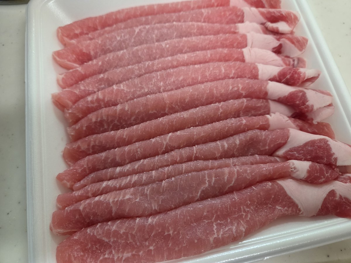 miniturtle82's tweet photo. 咀嚼が難しい息子用に
生姜焼き用の薄い肉でトンカツにしました。
衣は2回付けてかろりーもアップ。
薄くて食べやすいと好評でした。
2枚完食。 https://t.co/NjNGKqY15H