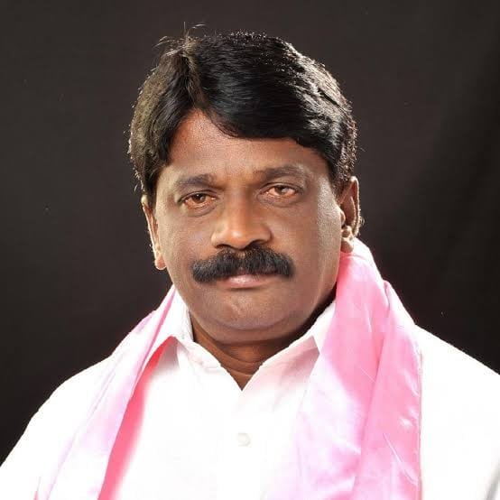 Kathikarrthika's tweet photo. ప్రజల గుండెల్లో శాశ్వత స్థానం సంపాదించిన నాయకులు కాలానికి అతీతులు.

దుబ్బాక ప్రజల అభివృద్ధి కోసం అంకితభావంతో సేవలందించిన ప్రజా నాయకుడు,మాజీ ఎమ్మెల్యే  సోలిపేట రామలింగారెడ్డి అన్నగారి వర్ధంతి సందర్భంగా వారికి ఘన నివాళులు.

వారి సేవలు, స్ఫూర్తి, ప్రజల పట్ల అంకితభావం ఎల్లప్పుడూ చిరస్మరణీయమే. 🌹🙏

మీ కత్తి కార్తిక గౌడ్