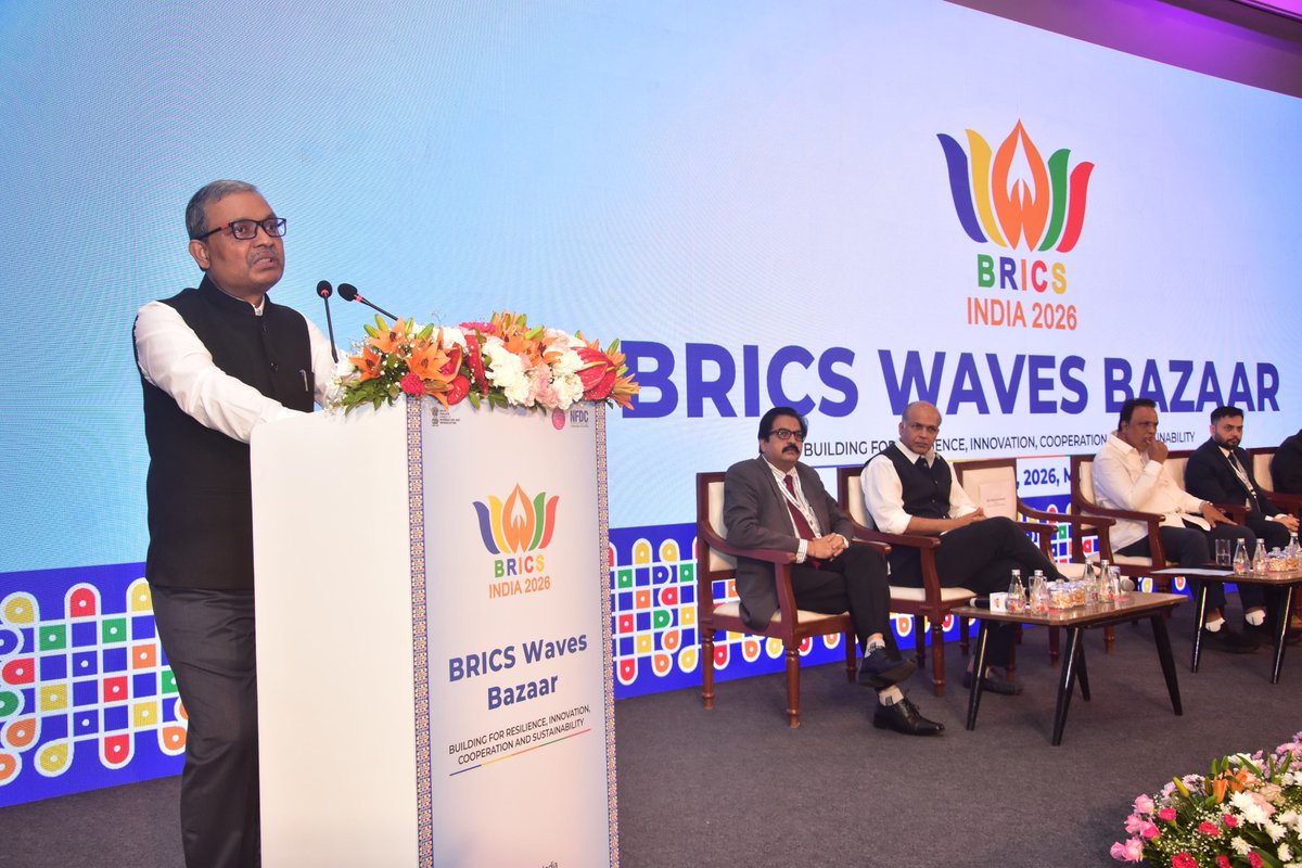 PIBMumbai's tweet photo. मुंबईत आज #BRICSWAVESBazaar परिषदेचा उत्साहात प्रारंभ झाला.

ब्रिक्स सदस्य आणि भागीदार देशांतील 500 हून अधिक प्रतिनिधींना एकत्र आणणारे हे सर्जनशील अर्थव्यवस्थेचे प्रमुख आंतरराष्ट्रीय व्यासपीठ आहे.
महाराष्ट्र शासनाचे इलेक्ट्रॉनिक्स, माहिती तंत्रज्ञान, कृत्रिम बुद्धिमत्ता (AI) आणि सांस्कृतिक कार्य मंत्री @ShelarAshish, @MIB_India चे सचिव चंचल कुमार, @IFFIGoa चे महोत्सव संचालक तसेच प्रख्यात चित्रपट दिग्दर्शक @AshGowariker, @MEAIndia चे संयुक्त सचिव (MER-III)  राजीव बोडवडे, @MIB_India चे संयुक्त सचिव सेंथिल राजन आणि @nfdcindia चे व्यवस्थापकीय संचालक प्रकाश मगदूम यांच्यासह अन्य मान्यवरांच्या उपस्थितीत उद्घाटन समारंभ पार पडला.

#BRICSIndia2026 अंतर्गत दोन दिवस चालणाऱ्या वेव्हज बाजार परिषदेचा उद्देश दृकश्राव्य आणि सर्जनशील उद्योग क्षेत्रात संवाद, व्यावसायिक सहभाग, ज्ञानाची देवाणघेवाण आणि सीमापार भागीदारीसाठी संधी निर्माण करून ब्रिक्स सदस्य आणि भागीदार देशांमधील सहकार्य अधिक दृढ करणे हा आहे.

#CreativeEconomy