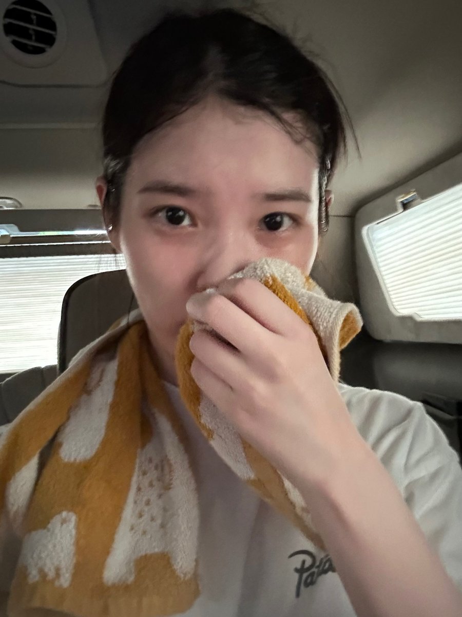 janes___s's tweet photo. เหมือนโดนไอยูลากเข้าโคสเฟรนแบบงงๆ ไก่เน่าลูกแม่😭 https://t.co/uhux4MW3ur