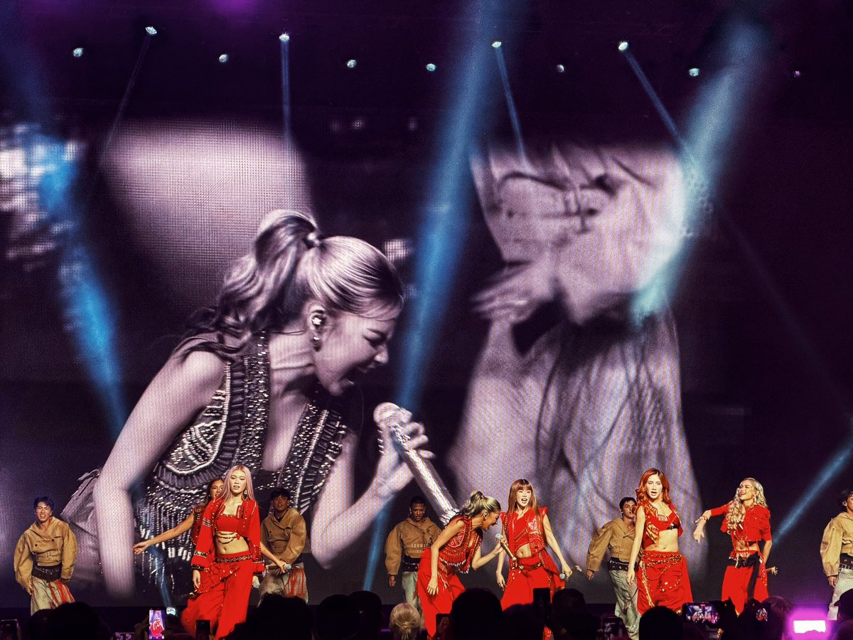 jholet_na_lang's tweet photo. Colet’s part was epic. I love the backdrop! ❤️ #BINI_Signals_WorldTour @bini_colet https://t.co/WrDycCMfnq