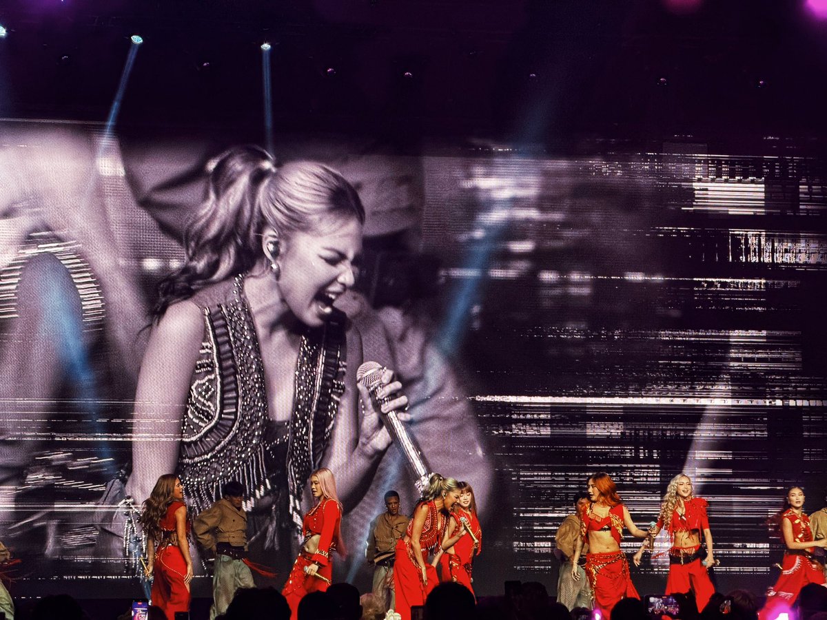 jholet_na_lang's tweet photo. Colet’s part was epic. I love the backdrop! ❤️ #BINI_Signals_WorldTour @bini_colet https://t.co/WrDycCMfnq