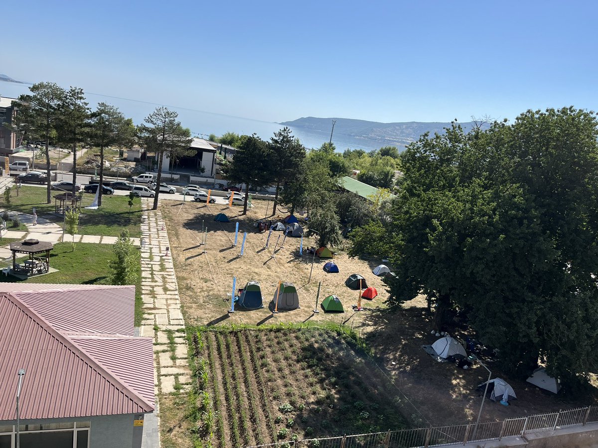 DineMale's tweet photo. Belediye bağlı konservatuar bahçesinde kamp alanı kurulmuş, şehrin merkezinde kurum bahçesinde kamp alanı oluyor mu? Görüntü kirliliğine bakar mısınız?@tatvanbld @csbgovtr https://t.co/02dAdJaJh1
