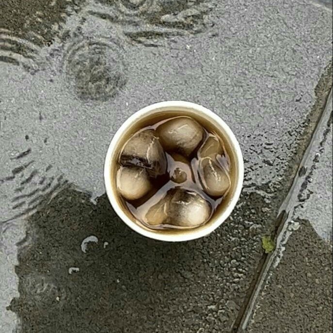 c1_2i's tweet photo. الله..   لو    مطرٌ     وأنتِ     وقُبلة
وغناء    فيروز    كرقصةِ    سُنْبلة

لركضتُ  من فرطِ  التولُّهِ حافيًا
فشوارعُ الأحلام ليست  موحِلة https://t.co/QAPDz7sxV2