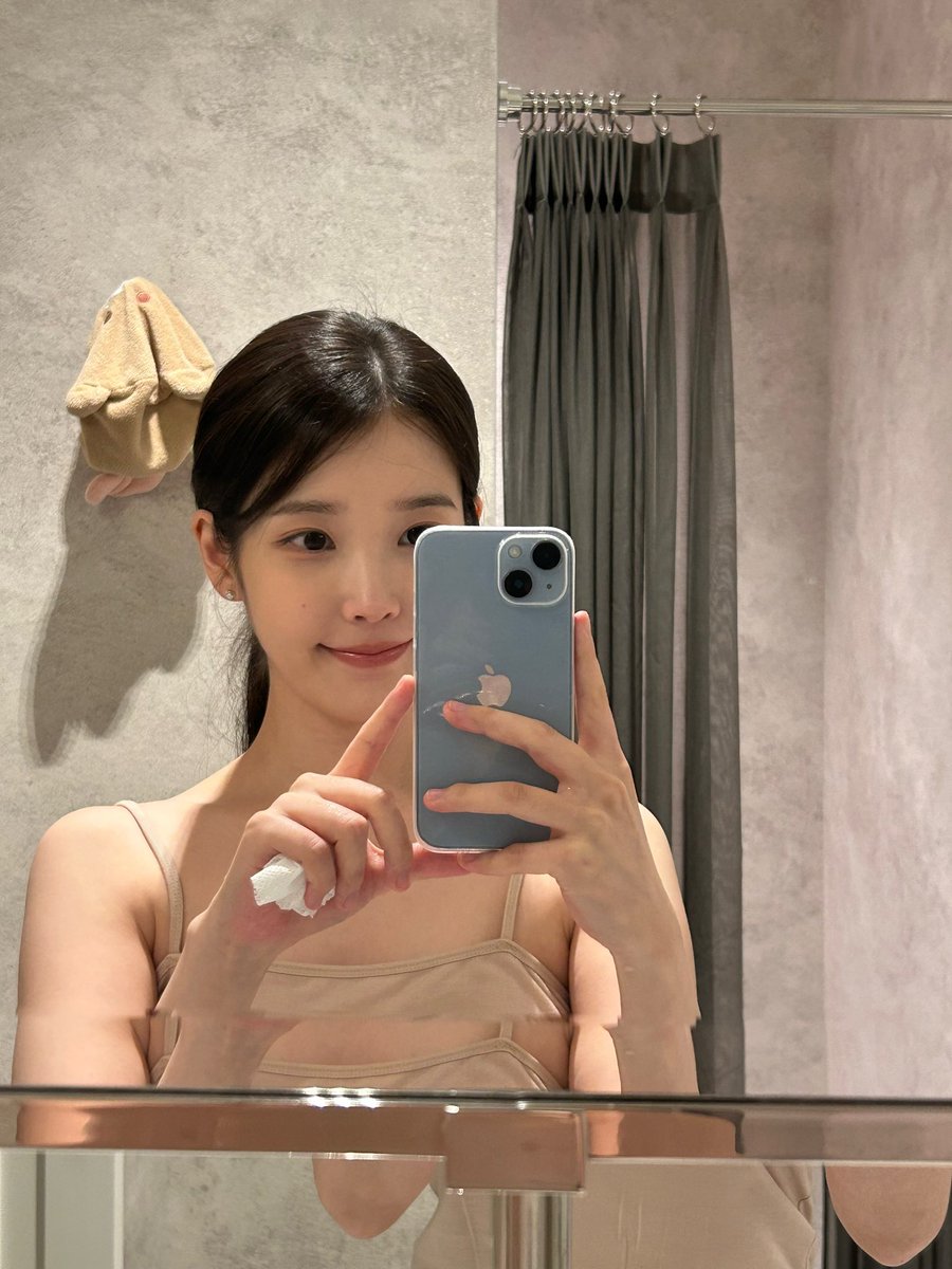d6d6af_'s tweet photo. 요건 내 아이유 ☺️ https://t.co/Bhc4GxxJQg