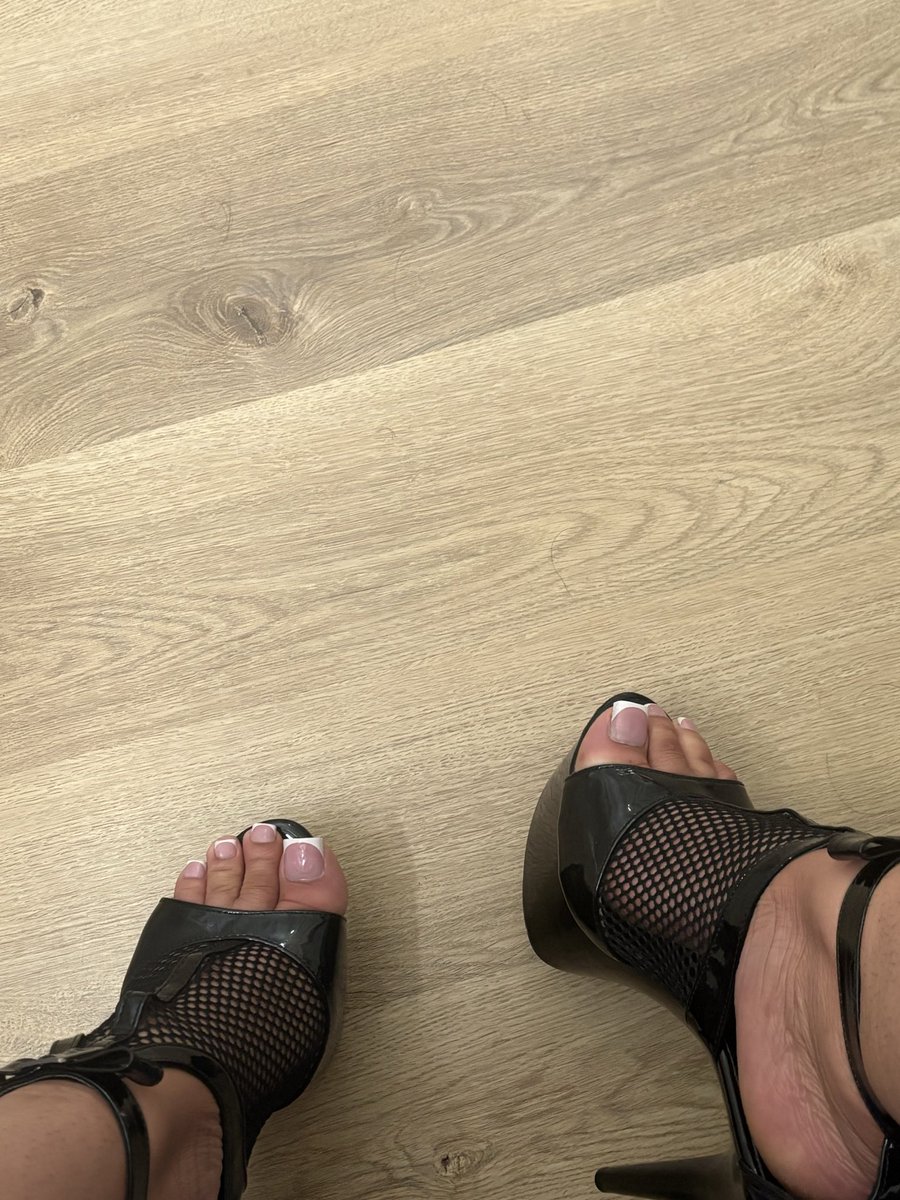 Rxine44's tweet photo. Champagne taste, club lights, and heels that have been turning heads all night. 👠✨
If you’re just here to look, enjoy the preview. 
If you want more, inbox me in my DMs 👣🧜🏽‍♀️
#Heels #nsfwtwtًً #Feet #FootContent #FootModel #PrettyFeet #Nightlife #XCreator https://t.co/WDThAtYZnR