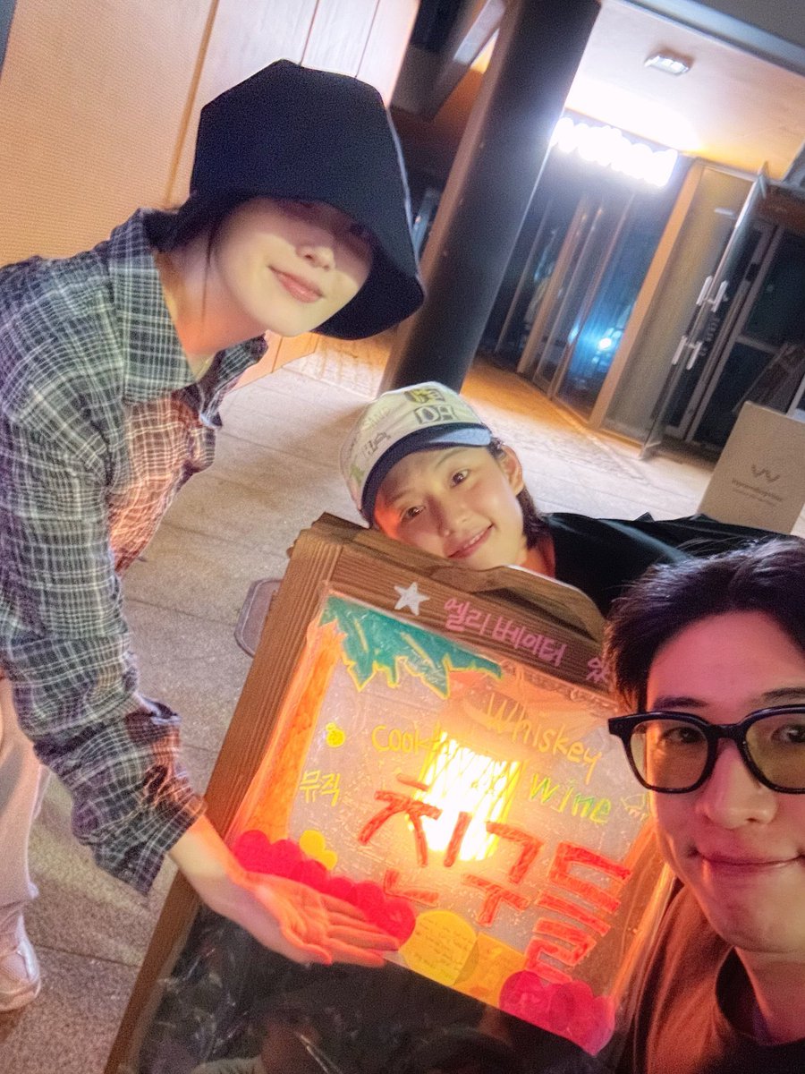 coIU0516's tweet photo. 사랑과 우정 https://t.co/xZdVI0EdI5