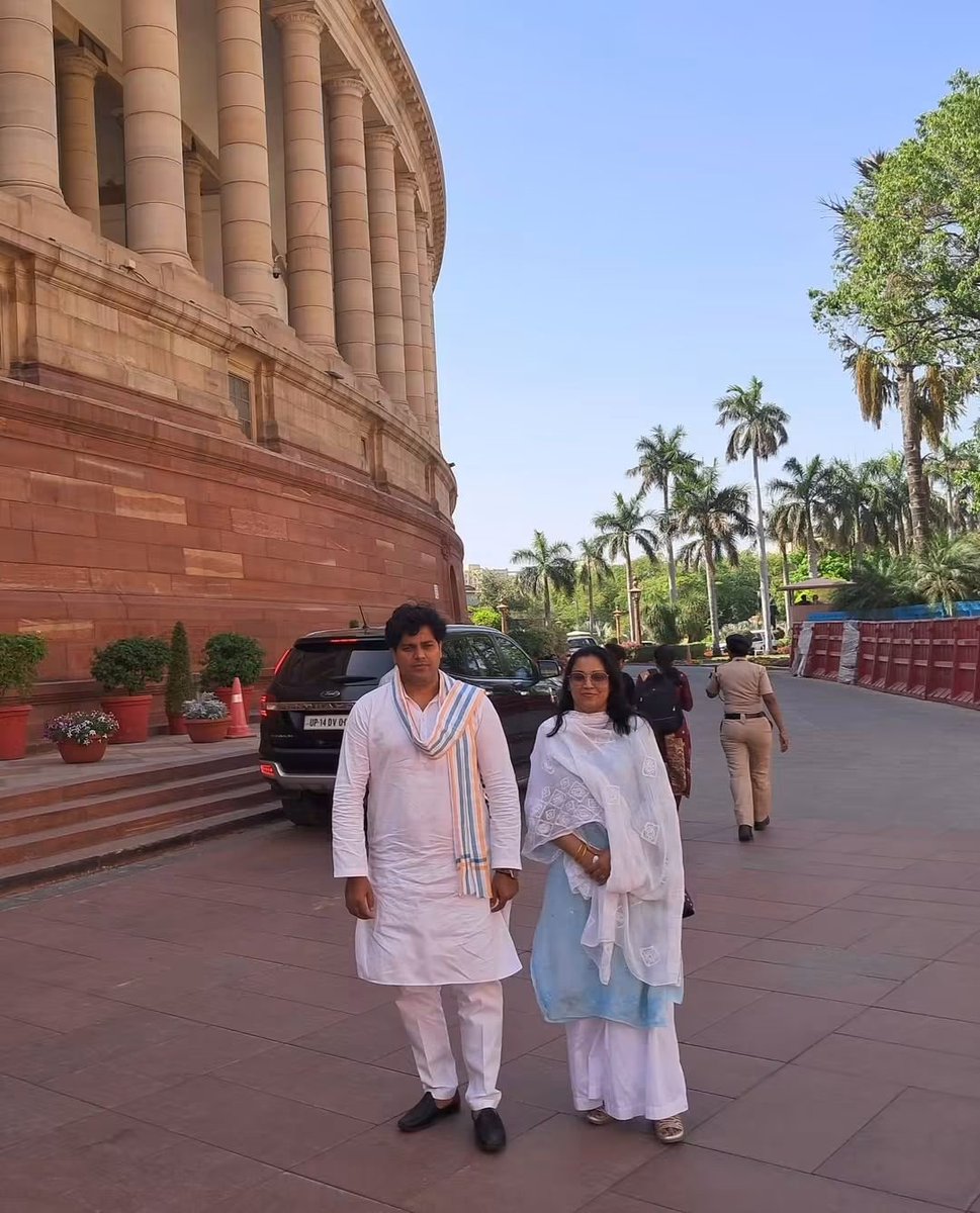 khan_tannam's tweet photo. दिलों पर राज करते हैं, वो ऐसा साज़ रखते हैं
जो सच कहने का दुनिया में अलग अंदाज़ रखते हैं।

कैसा भी दौर आए "राहुल" के साथका ऐलान रखते है 
अवाम-ए-हिंद की बुलंद वो आवाज़ रखते हैं।

जहाँ के रहबरों की आँख में पानी नहीं होता
वहाँ बेबाक होना कोई असानी नहीं होता।

'वतन की रूह' को जिस सच की ज़रूरत है।
"इमरान"नाम है उसका, जिन्हें हक़-ए-क़ियादत है । 
~tannum_k

यौम ए पैदाइश की पुर ख़ुलूस मुबारकबाद सर @ShayarImran जी 🎂💐 

#HBDImranPratapgarhi
@RahulGandhi @INCIndia
@INCMinority