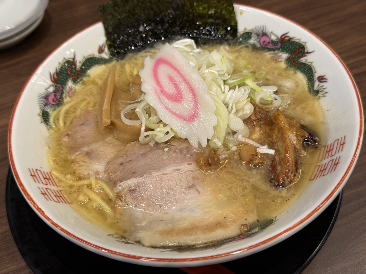 osaka2shin's tweet photo. 24時間営業のラーメンは背徳過ぎる...🍜

恵美須町駅前で24時間営業している「ラーメン ギョーザ 三重丸」をご存知ですか？🍜

・24時間営業
・駅からすぐ
・ラーメン・餃子・丼セットあり
・無料キムチサービス
・一人でも入りやすいカウンター席

時間を気にせず立ち寄れるので、仕事帰りや飲み会終わりにもおすすめ。

「こんなお店探してた！」という人も多そうです😊

新世界で飲んでいて〆のラーメン食べにいくか...なんて人も相性が良さそう😋

深夜に食べるラーメン、完全なる背徳飯😳

#大阪グルメ
#グルメ
#ラーメン
#大阪ラーメン
#恵美須町グルメ